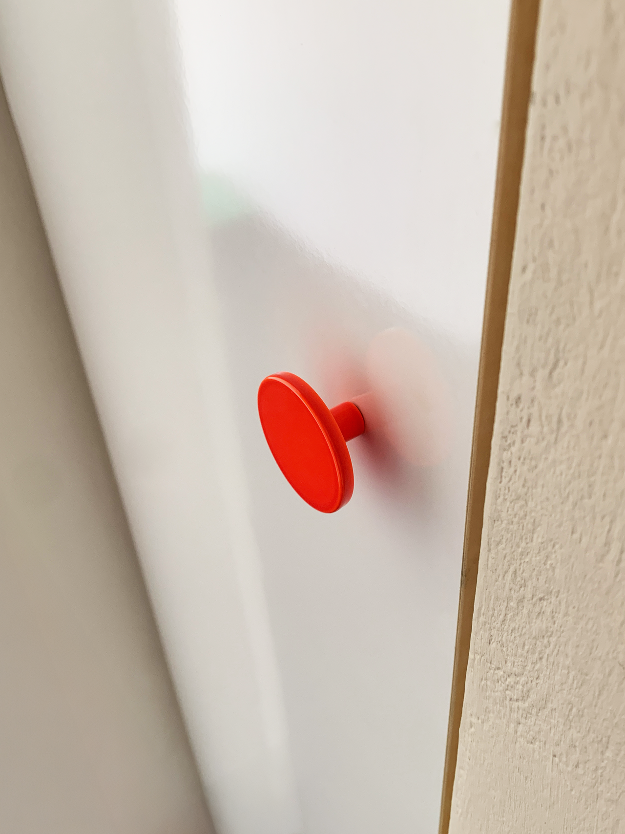 möbelgriff 04 / knob 04 neon rot