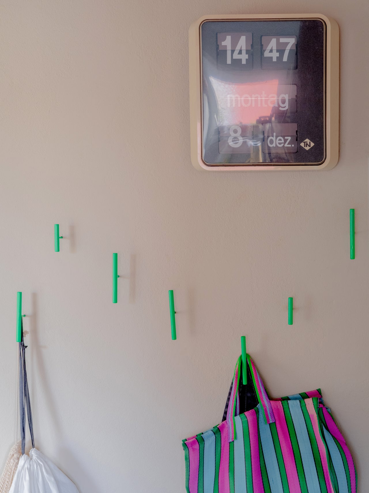 wall hook / line hook neon green