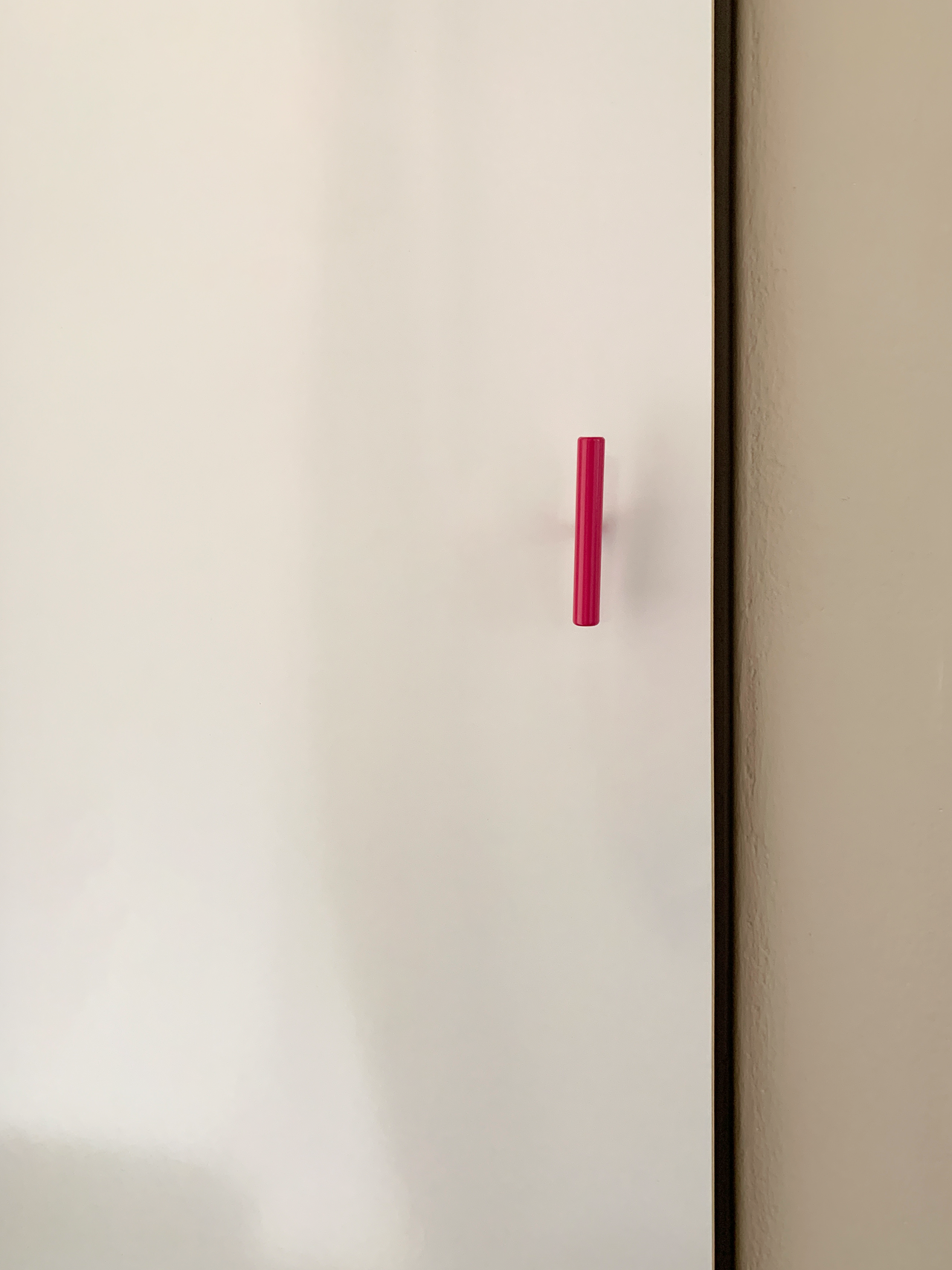 möbelgriff / line handle for furniture magenta