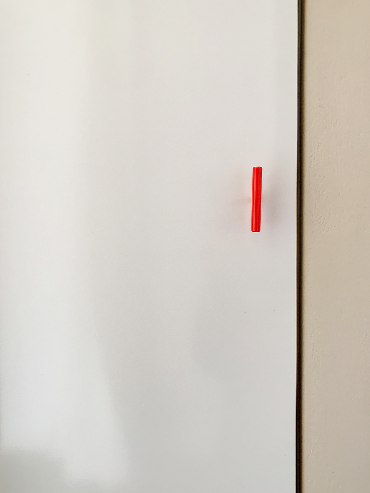 möbelgriff / line handle for furniture neon rot