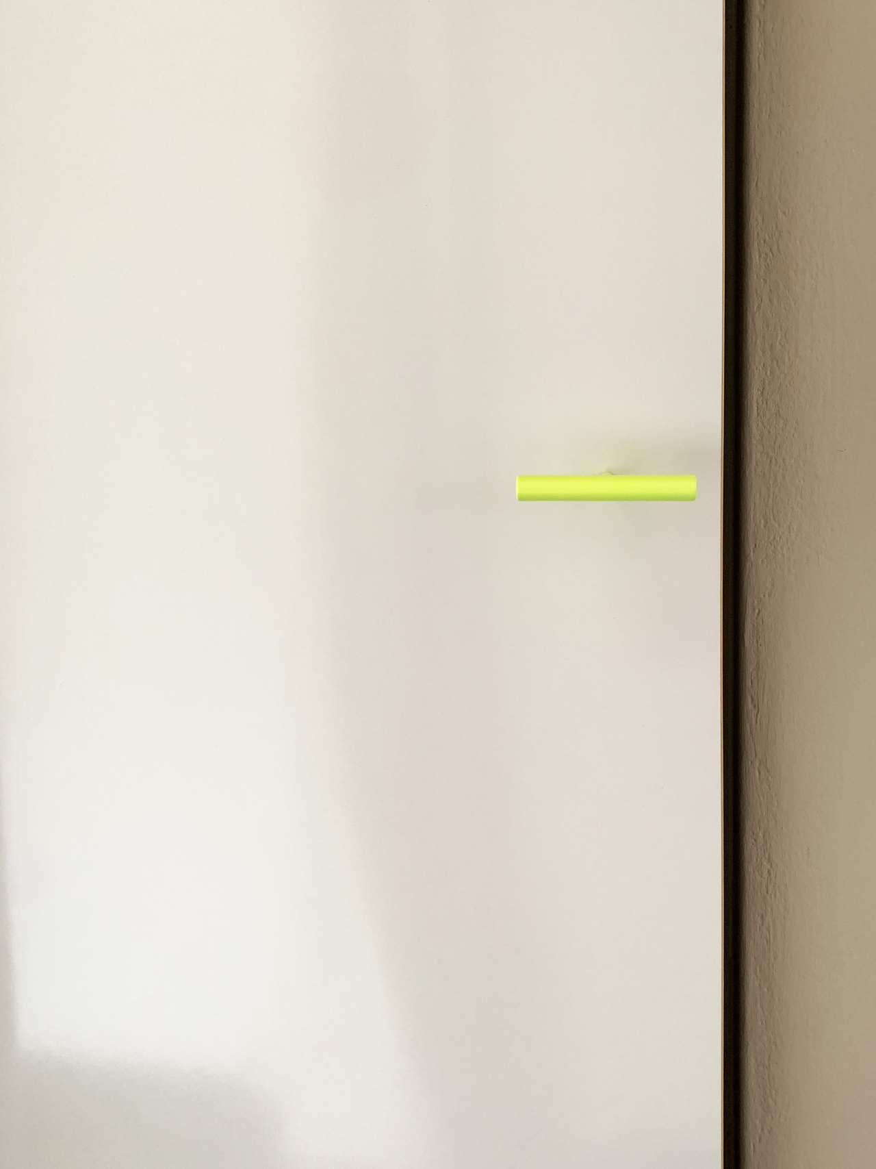 möbelgriff / line handle for furniture neon gelb