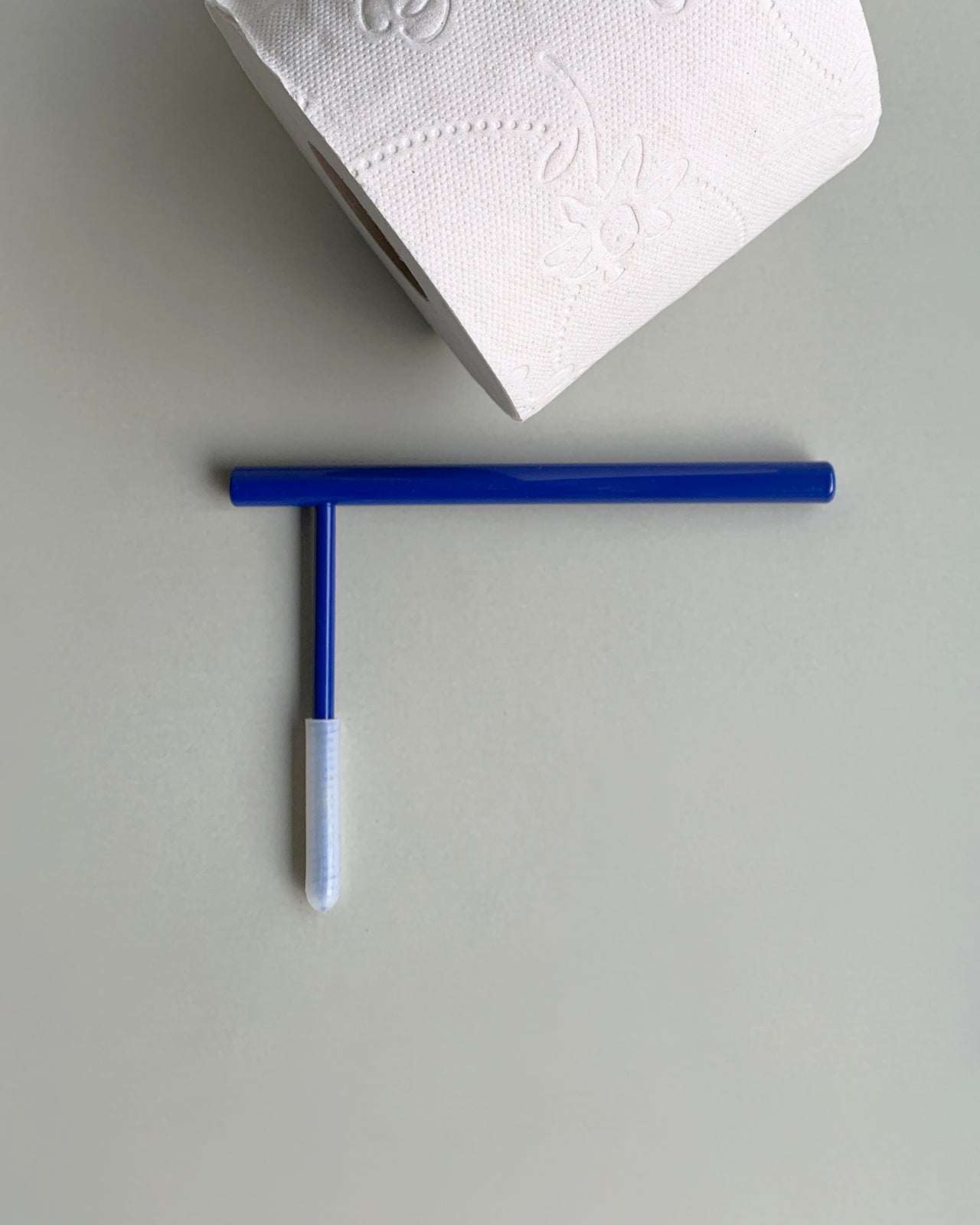 toilettenrollenhalter / toilet paper holder ultramarine blau