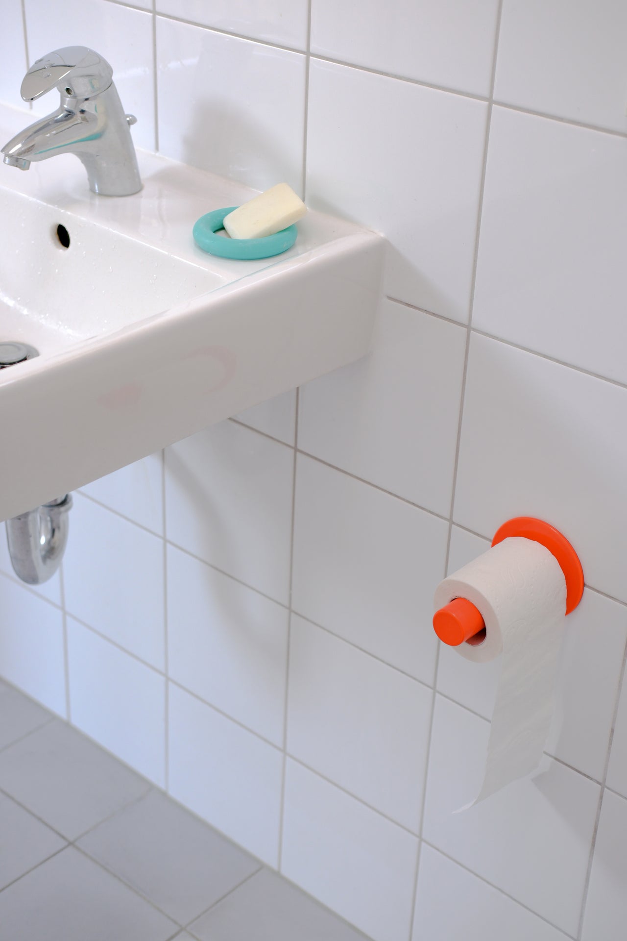 toilettenrollenhalter 02 / toilet paper holder 02 neon rot zum kleben