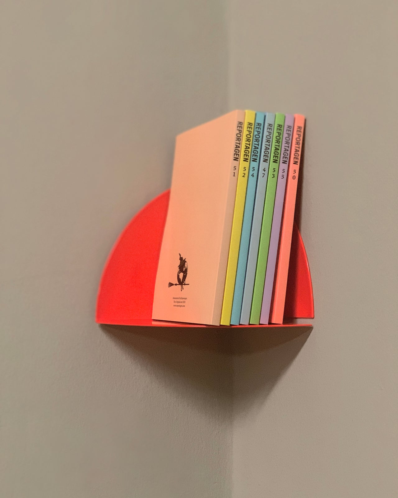 eckregal / corner shelf neon rot