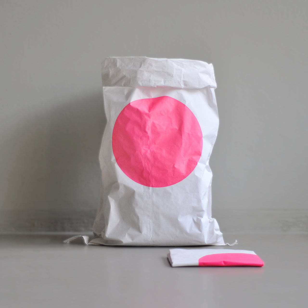 papiersack kreis / paper bag neon PINK DOT