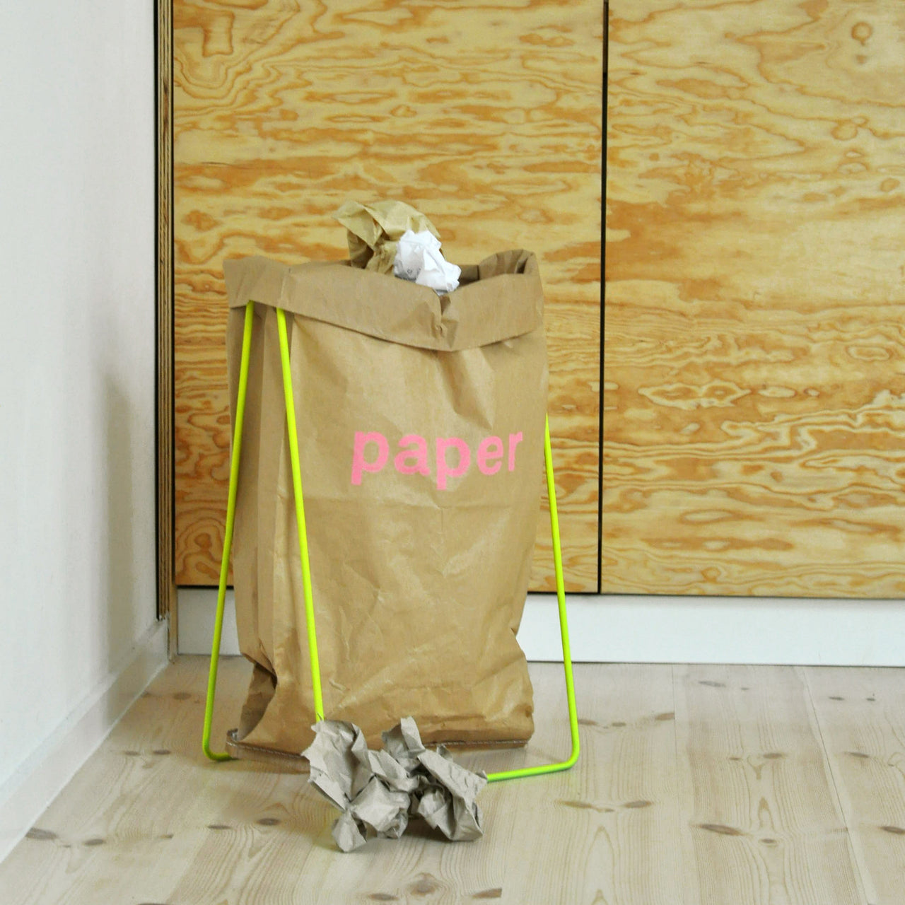 papiersack-halter / paper bag holder neon gelb