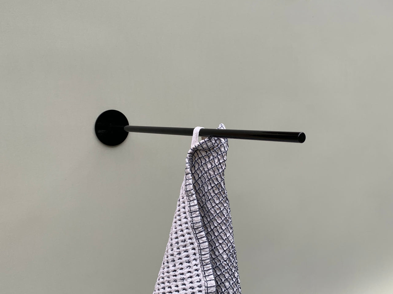 towel holder black