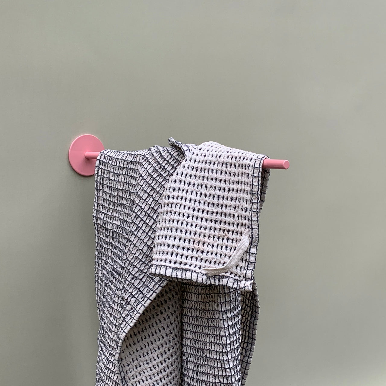 towel holder pink