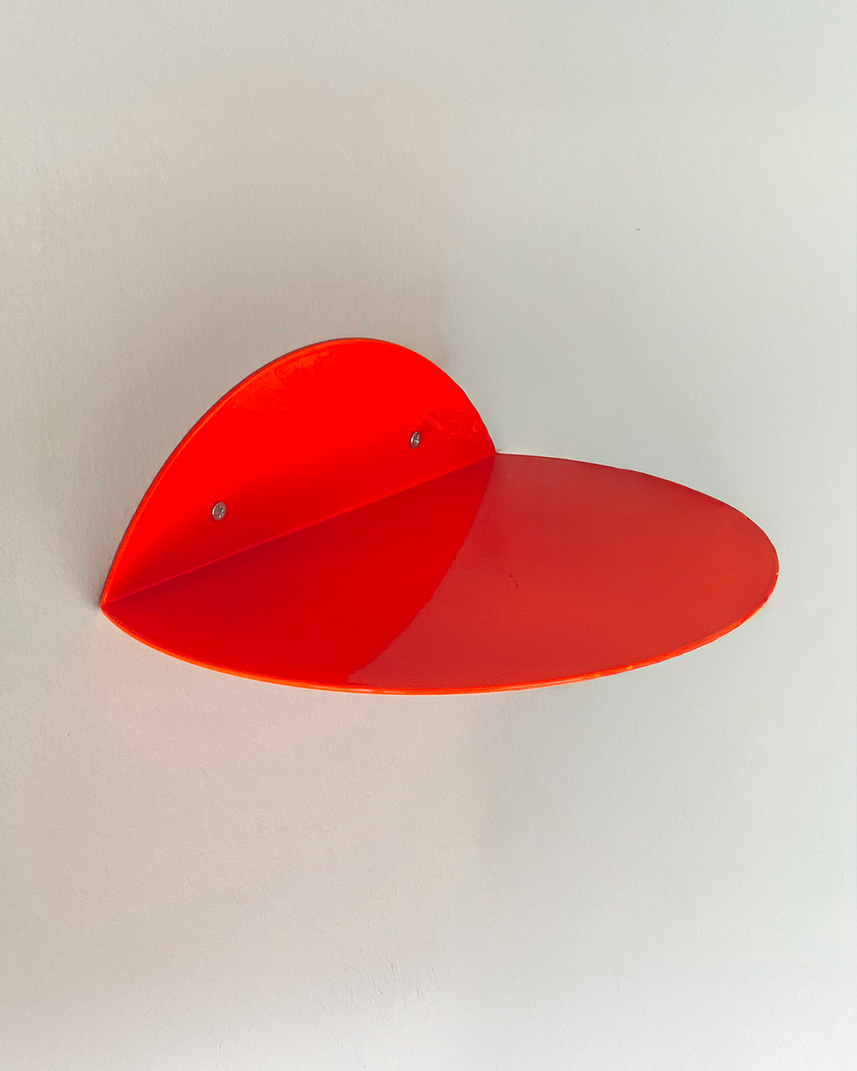 round shelf / dot shelf neon red