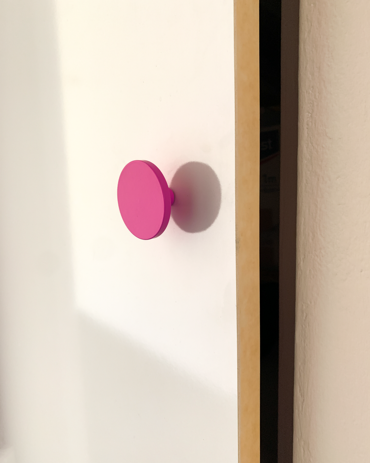 möbelgriff 04 / knob 04 neon pink