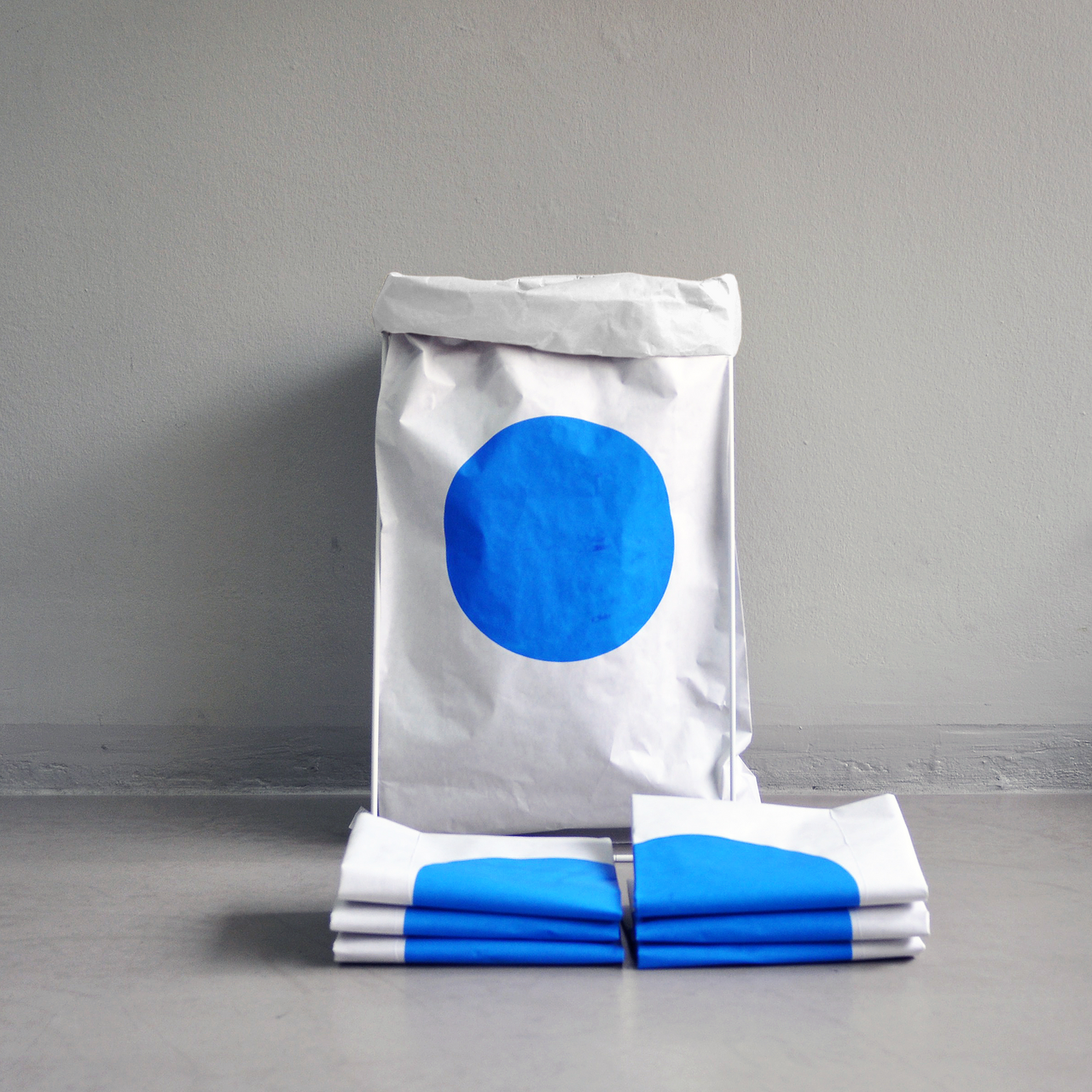 paper bag circle / paper bag blue