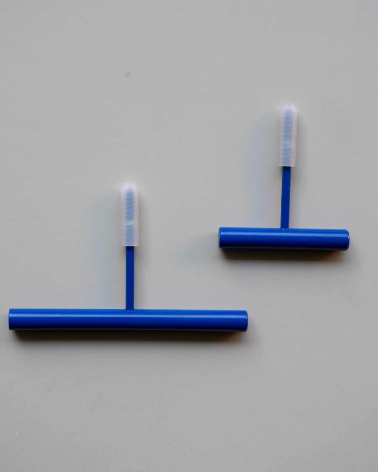 wandhaken / line hook ultramarin blau